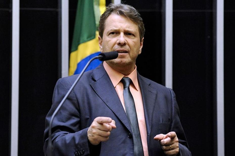 Deputados bolsonaristas tentam tirar Moraes e Celso de Mello do STF